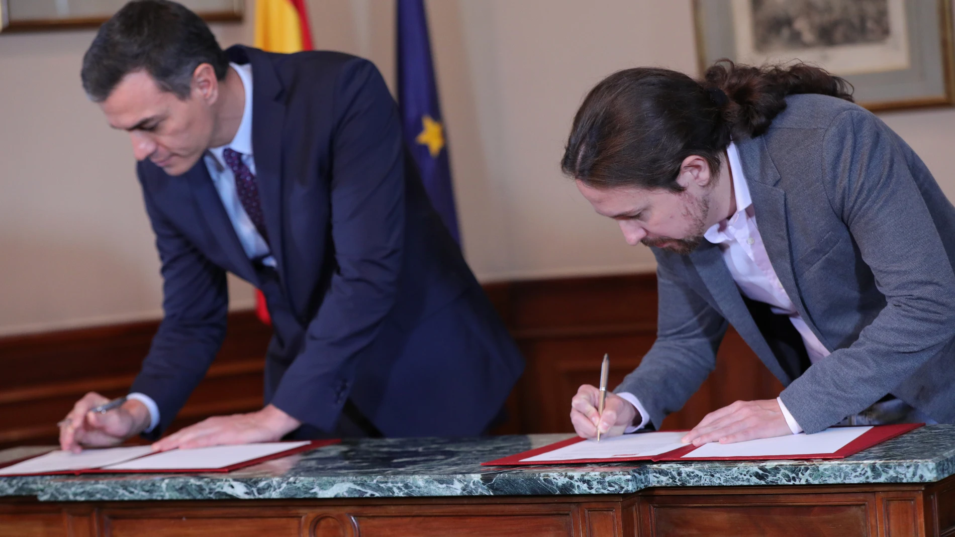 Pedro Sánchez (PSOE) y Pablo Iglesias (Unidas Podemos) firman en el Congreso su acuerdo para un gobierno de coalición