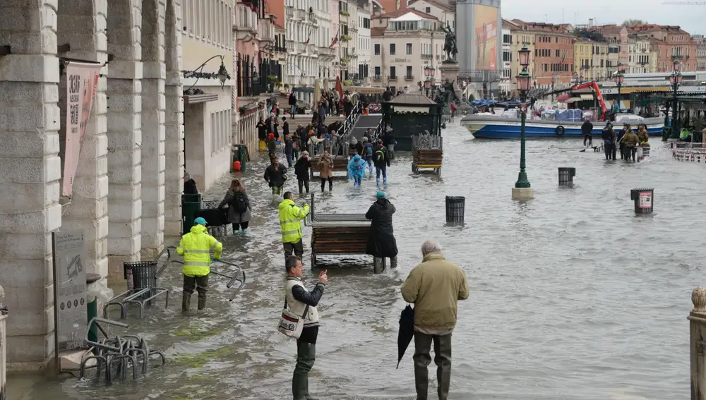 130 bomberos están interviniendo en estas horas en Venecia. Y el problema para los expertos es que el mal tiempo no remitirá y por tanto el fenómeno del &quot;agua alta&quot; continuará durante toda la semana