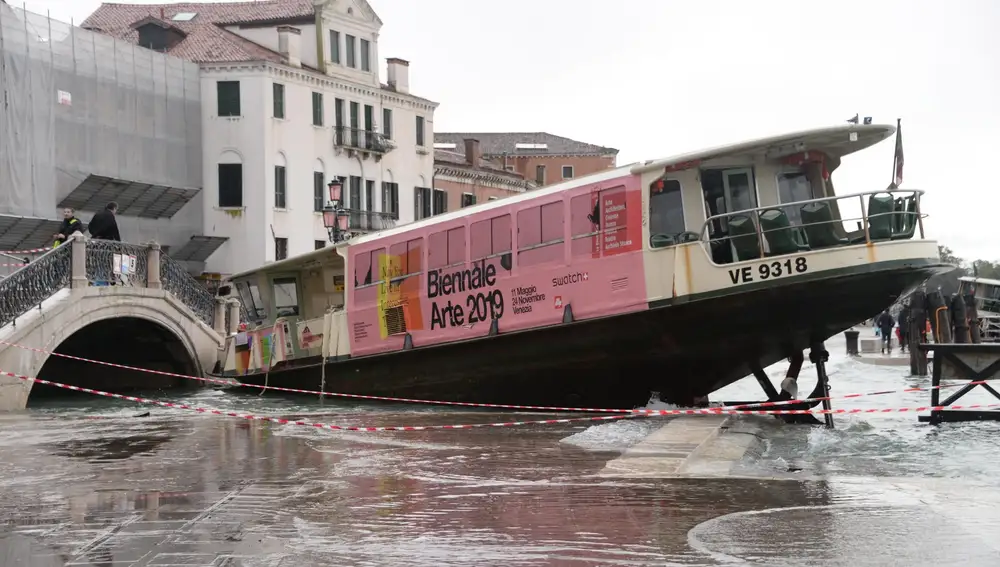 Un ferry se mantiene varado en los muelles de Venecia (Italia)