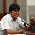 MEX8599. CIUDAD DE MÉXICO (MÉXICO), 13/11/2019.- El expresidente de Bolivia Evo Morales ofrece una rueda de prensa este miércoles en Ciudad de México (México). Este miércoles, desde el Museo de la Ciudad en la capital mexicana, Evo Morales defendió su triunfo electoral del 20 de octubre y, sobre todo, fue muy duro con la oposición y la OEA, a quien acusó de permitir lo que califica de "golpe de Estado". EFE/ José Méndez