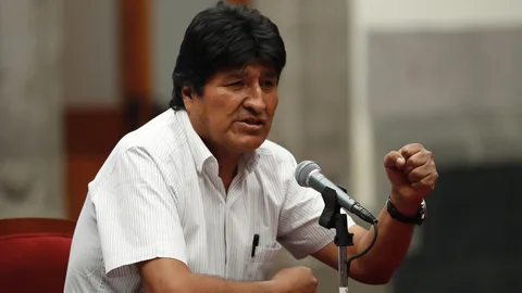MEX8599. CIUDAD DE MÉXICO (MÉXICO), 13/11/2019.- El expresidente de Bolivia Evo Morales ofrece una rueda de prensa este miércoles en Ciudad de México (México). Este miércoles, desde el Museo de la Ciudad en la capital mexicana, Evo Morales defendió su triunfo electoral del 20 de octubre y, sobre todo, fue muy duro con la oposición y la OEA, a quien acusó de permitir lo que califica de "golpe de Estado". EFE/ José Méndez
