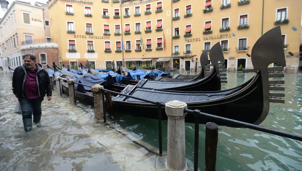 Una barrera contra las inundaciones fue diseñada en 1984 para proteger a Venecia de este tipo de marea alta pero el proyecto multimillonario, conocido como Mose, se ha visto golpeado por escándalos de corrupción y aún no está operativo