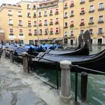 Una barrera contra las inundaciones fue diseñada en 1984 para proteger a Venecia de este tipo de marea alta pero el proyecto multimillonario, conocido como Mose, se ha visto golpeado por escándalos de corrupción y aún no está operativo