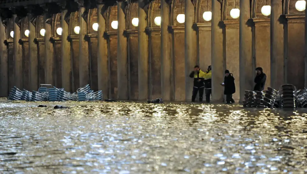 El fenómeno del &quot;agua alta&quot; en Venecia, la subida de las mareas, alcanzó a las 22.50 (20.50 GMT) de ayer martes los 187 centímetros tras el récord de 194 centímetros que se alcanzó en la inundación de 1966