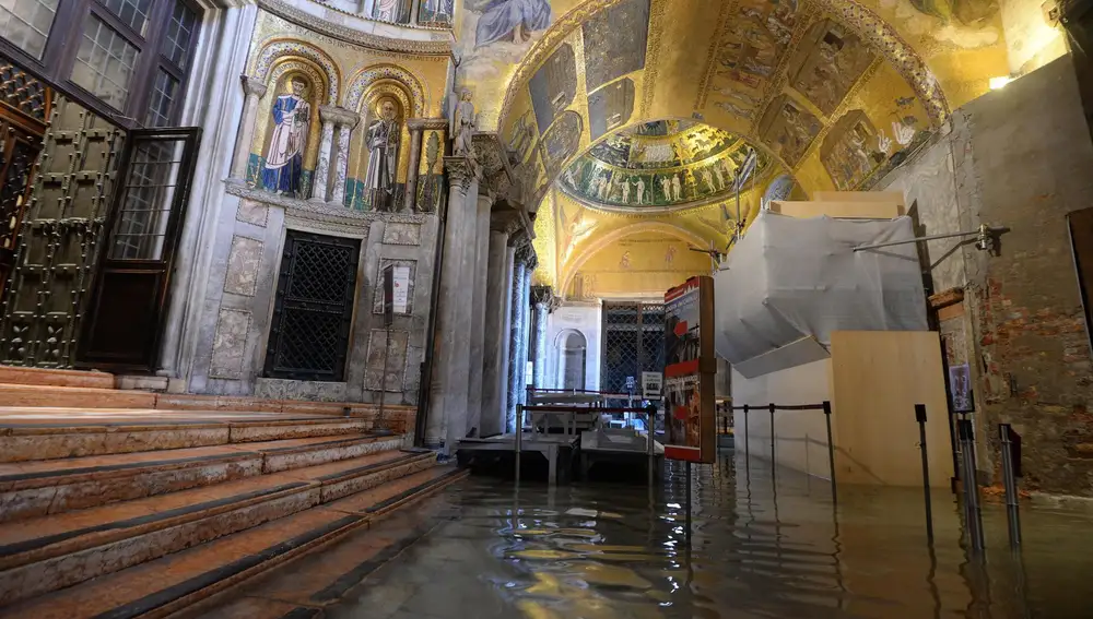 Interior de la basílica de San Marcos anegada por el agua