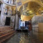 Interior de la basílica de San Marcos anegada por el agua