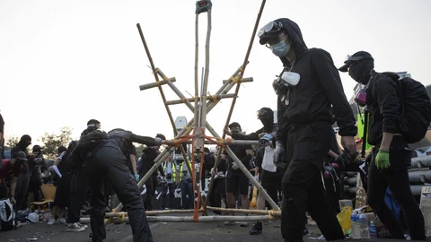 Los manifestantes terminan su catapulta, en el puente en el que se han atrincherado