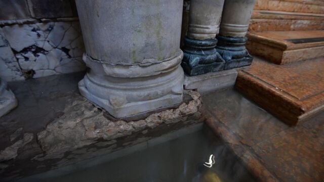 Imagen de una de las columnas afectadas por las aguas en la Basílica de San Marcos