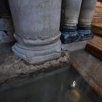 Imagen de una de las columnas afectadas por las aguas en la Basílica de San Marcos