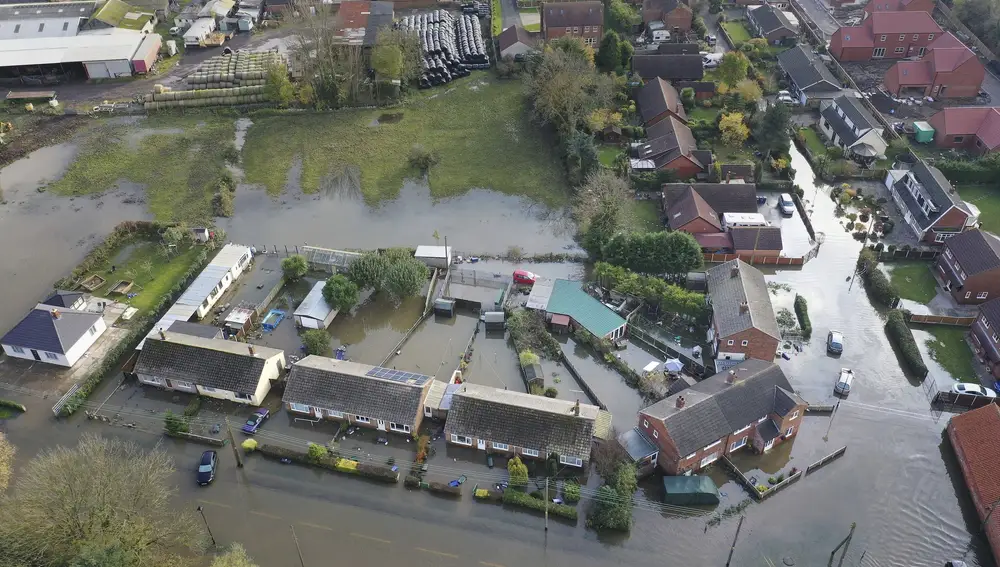 Vista general de los hogares inundados en Fishlake, South Yorkshire, Inglaterra