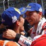 Lorenzo saluda a Márquez tras ganar una carrera con Ducati