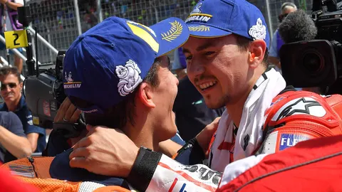 Lorenzo saluda a Márquez tras ganar una carrera con Ducati