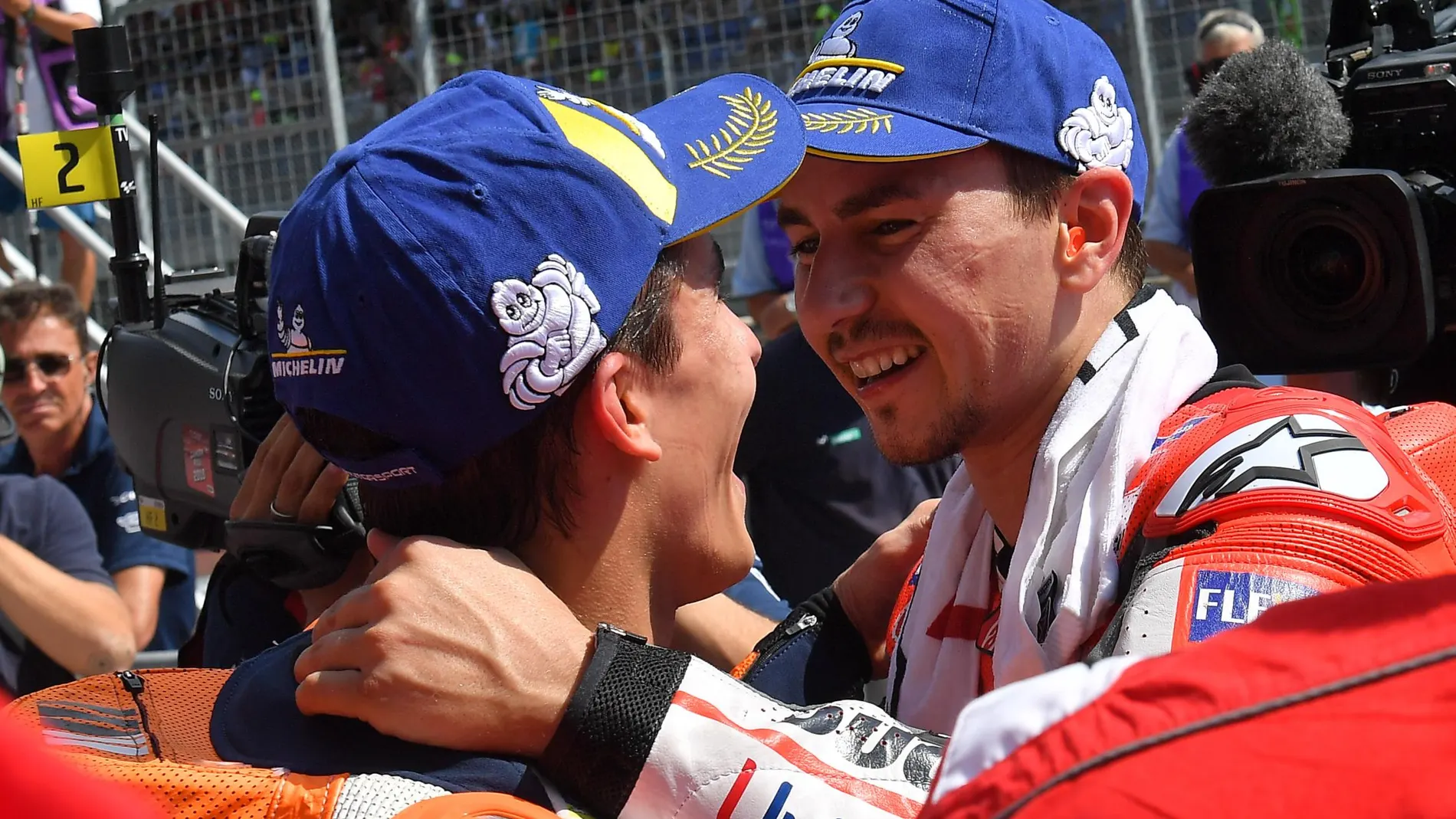 Lorenzo saluda a Márquez tras ganar una carrera con Ducati