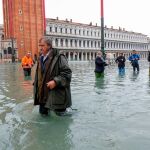 El alcalde de Venecia, Luigi Brugnaro, pasea por la plaza de San Marcos.