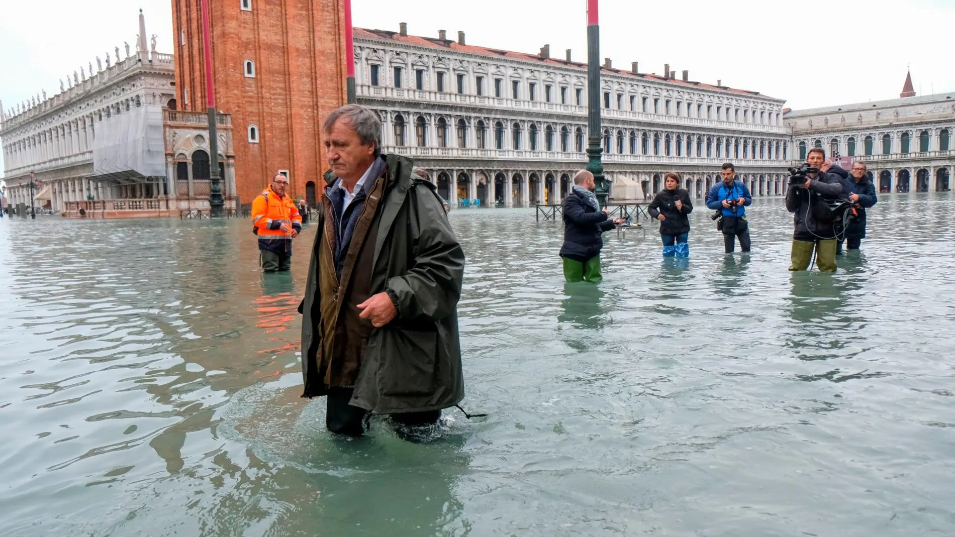 El alcalde de Venecia, Luigi Brugnaro, pasea por la plaza de San Marcos.