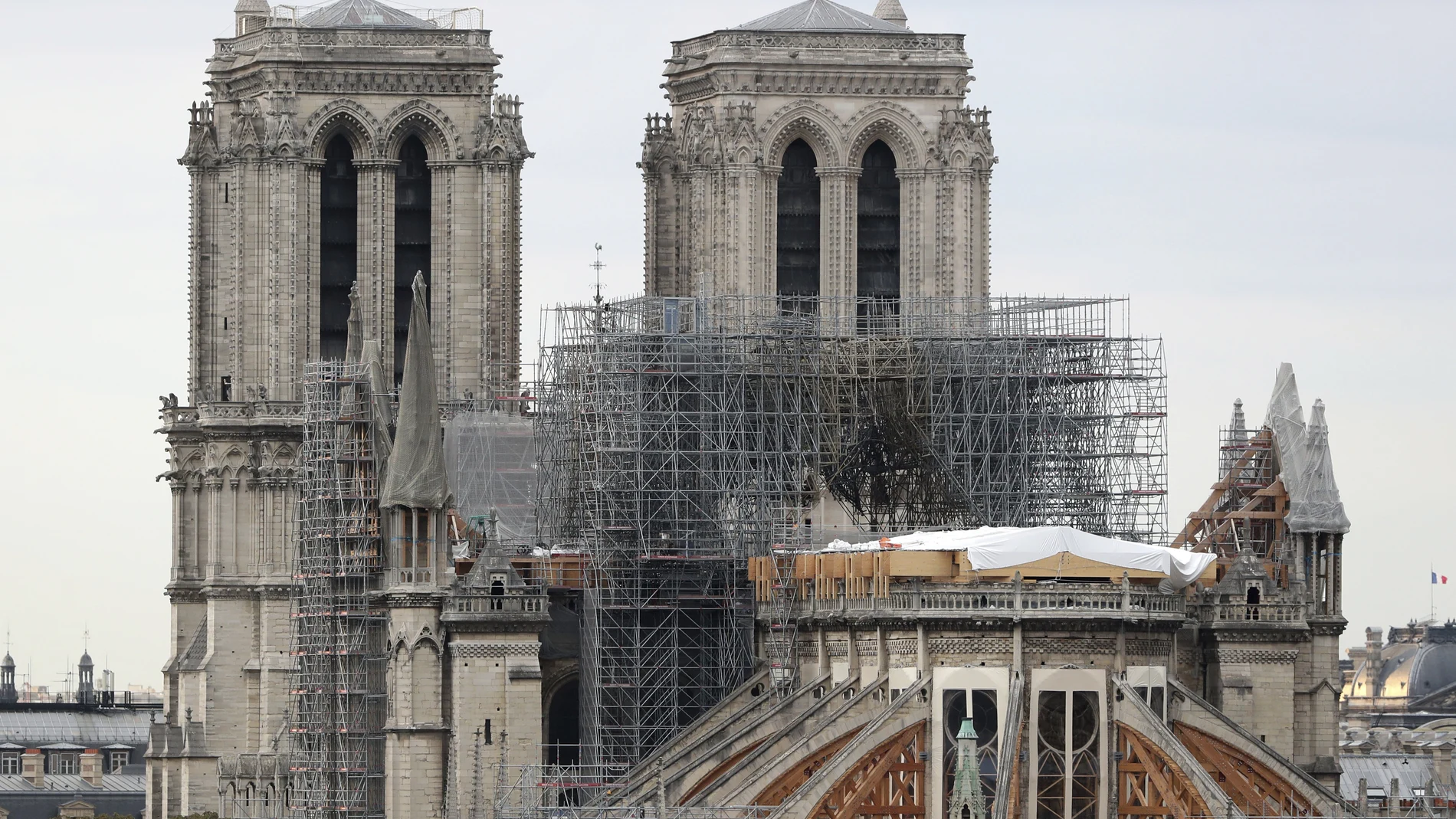 Los problemas no ha cesado desde que la techumbre de la catedral de París ardió el pasado mes de abril