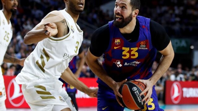 Mirotic intenta sortear la defensa de Randolph