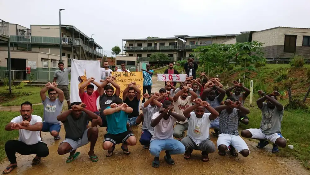Imagen de los internos del centro de detención en la isla de Manus durante una protesta