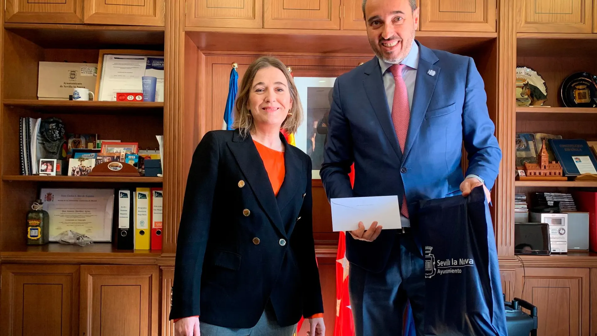 Marta Rivera de la Cruz junto a Asensio Martínez, alcalde de Sevilla la Nueva