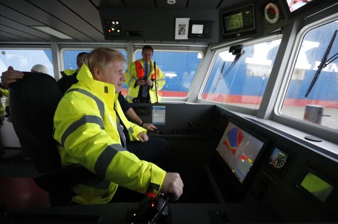 El «premier» británico, Boris Johnson, de campaña hoy en el puerto de Bristol