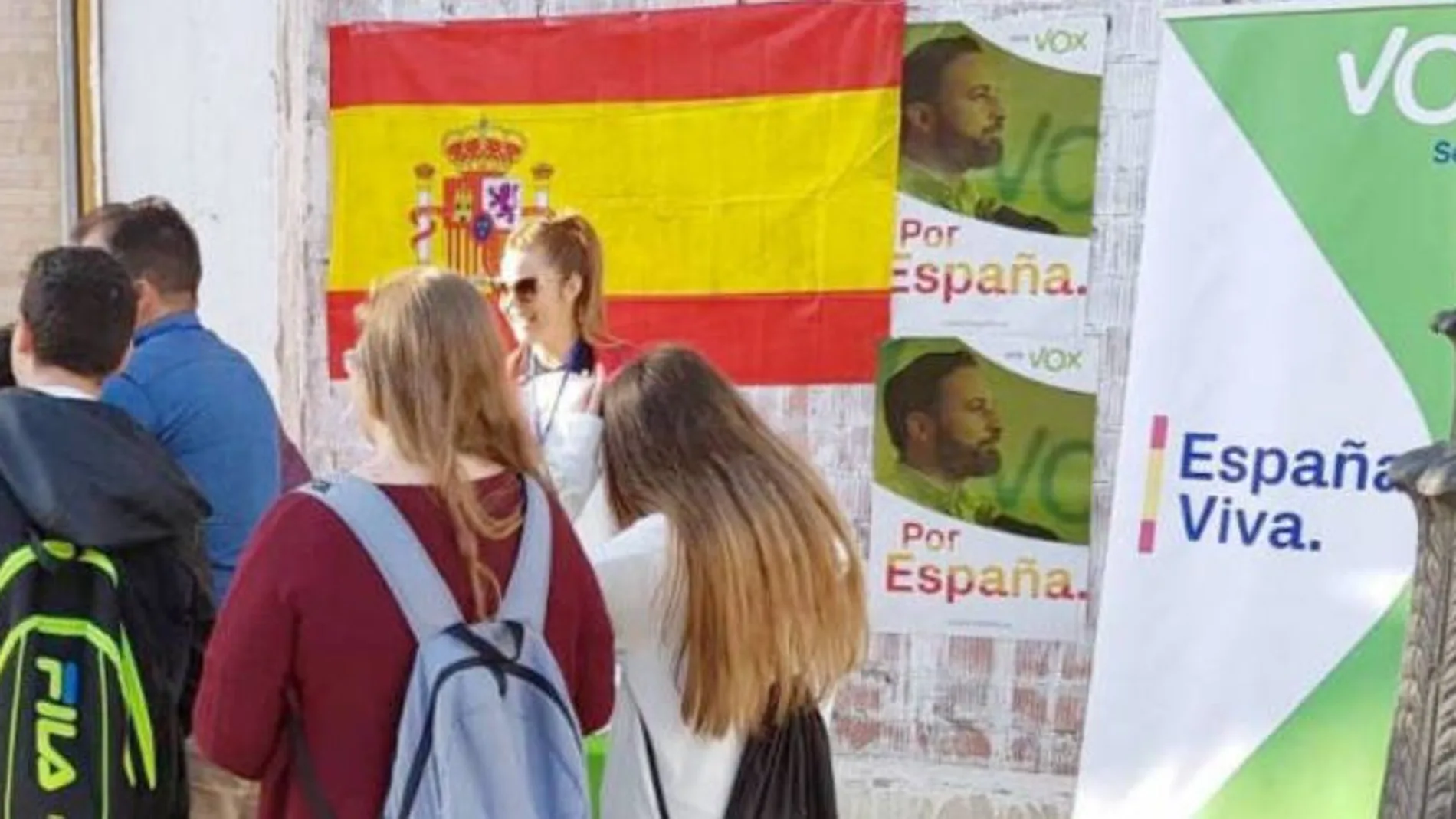 Jovenes ante unos carteles de Vox. (@voxjovenes/Twitter)