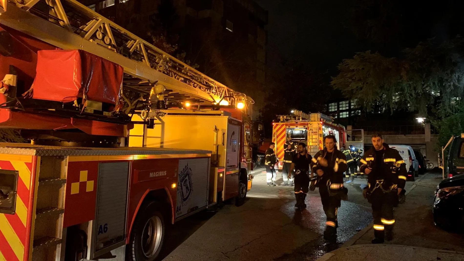 Hasta el lugar del incidente se trasladaron cuatro dotaciones de Bomberos Madrid, que cortaron el suministro de agua, luz y gas / Emergencias Madrid