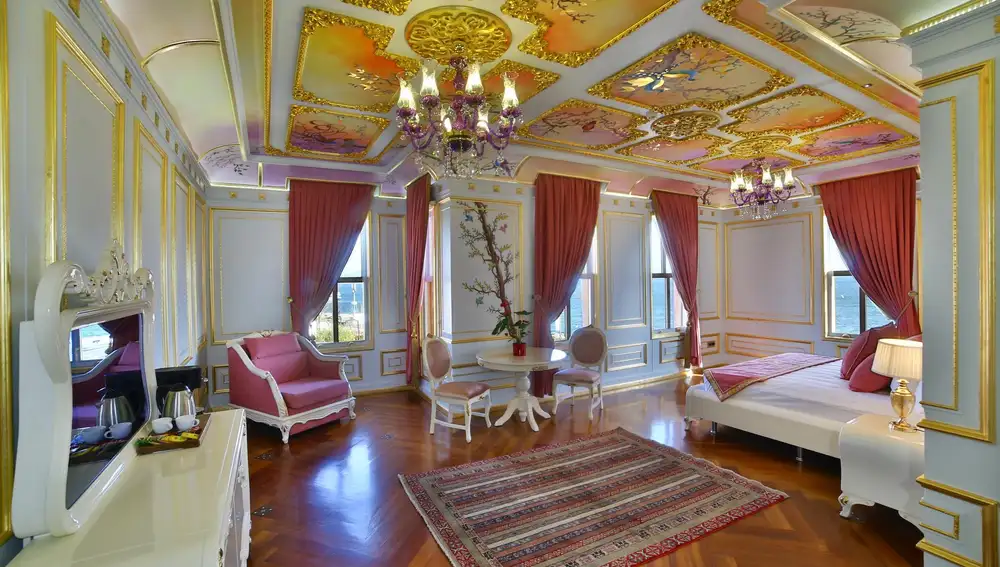 Las habitaciones, de estilo clásico otomano, combinan alfombras tradicionales y suelos de madera