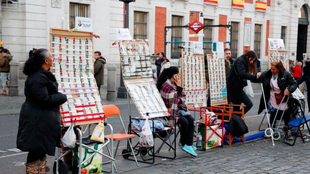 Varios puestos de lotería ambulante en Sol / María H. Ortiz