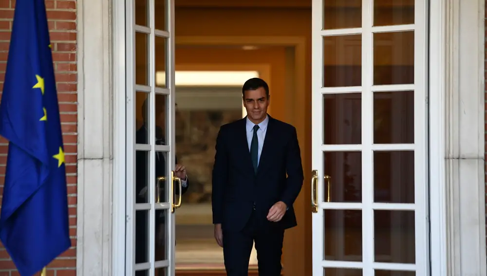 Pedro Sánchez recibe en Moncloa al presidente electo del Consejo Europeo, Charles Michel