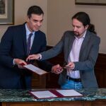 Pedro Sánchez y Pablo Iglesias sellando el preacuerdo de Gobierno/Foto: ALberto R.
