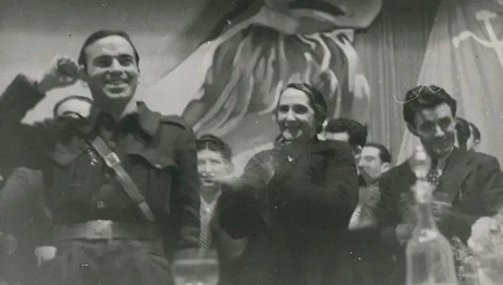 Dolores Ibárruri junto a Francisco Antón