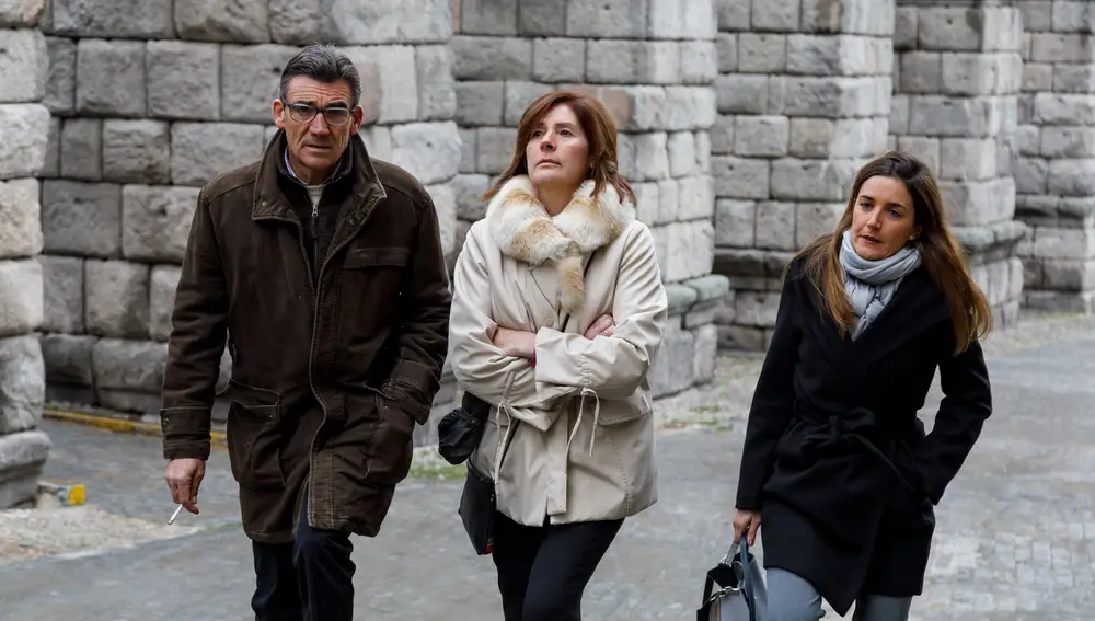 Los padres y la esposa de Víctor Barrio a su llegada al juicio