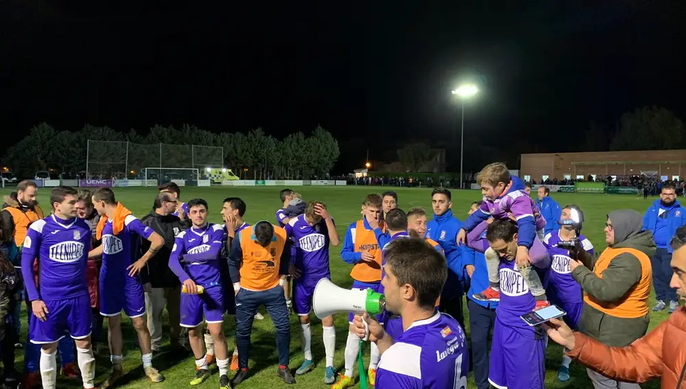Los jugadores del Becerril celebran el pase conseguido para la siguiente ronda de la Copa del Rey