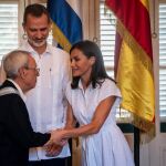 Los Reyes conversan con el historiador Eusebio Leal tras distinguirle con la Orden de Carlos III en el “Palacio de los Capitanes de La Habana