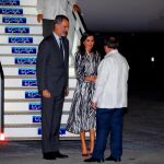 El Rey Felipe VI y la Reina Letizia son recibidos por el Ministro de Relaciones Exteriores cubano, Bruno Rodríguez. EFE/Juan Carlos Hidalgo