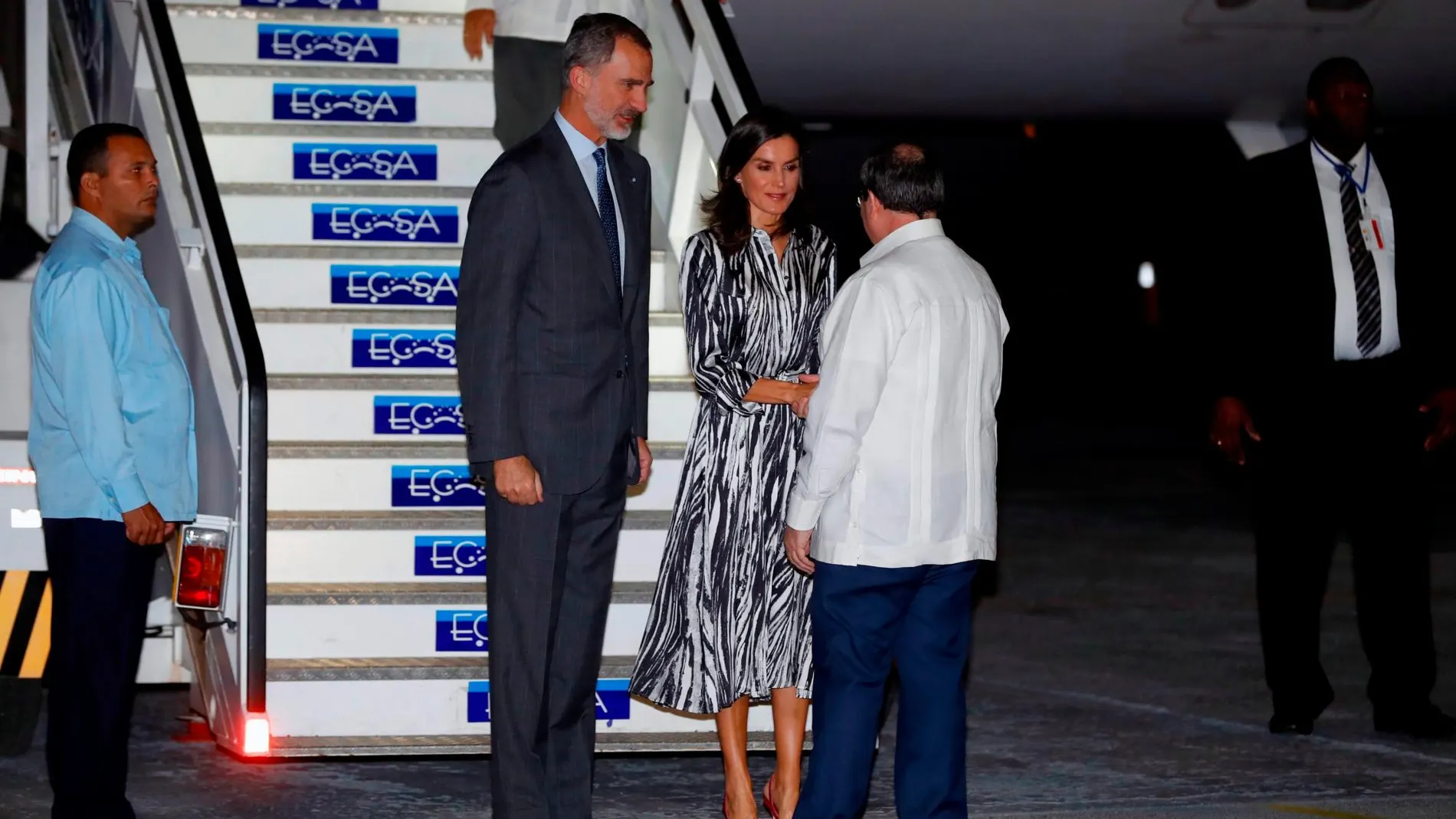 El Rey Felipe VI y la Reina Letizia son recibidos por el Ministro de Relaciones Exteriores cubano, Bruno Rodríguez. EFE/Juan Carlos Hidalgo