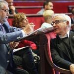 El alcalde de Valencia, Joan Ribó, conversa con el concejal de Hacienda, Ramón Vilar, durante el pleno donde se debatía la aprobación del proyecto de presupuestos municipales para 2020, que rozan los 900 millones de euros.