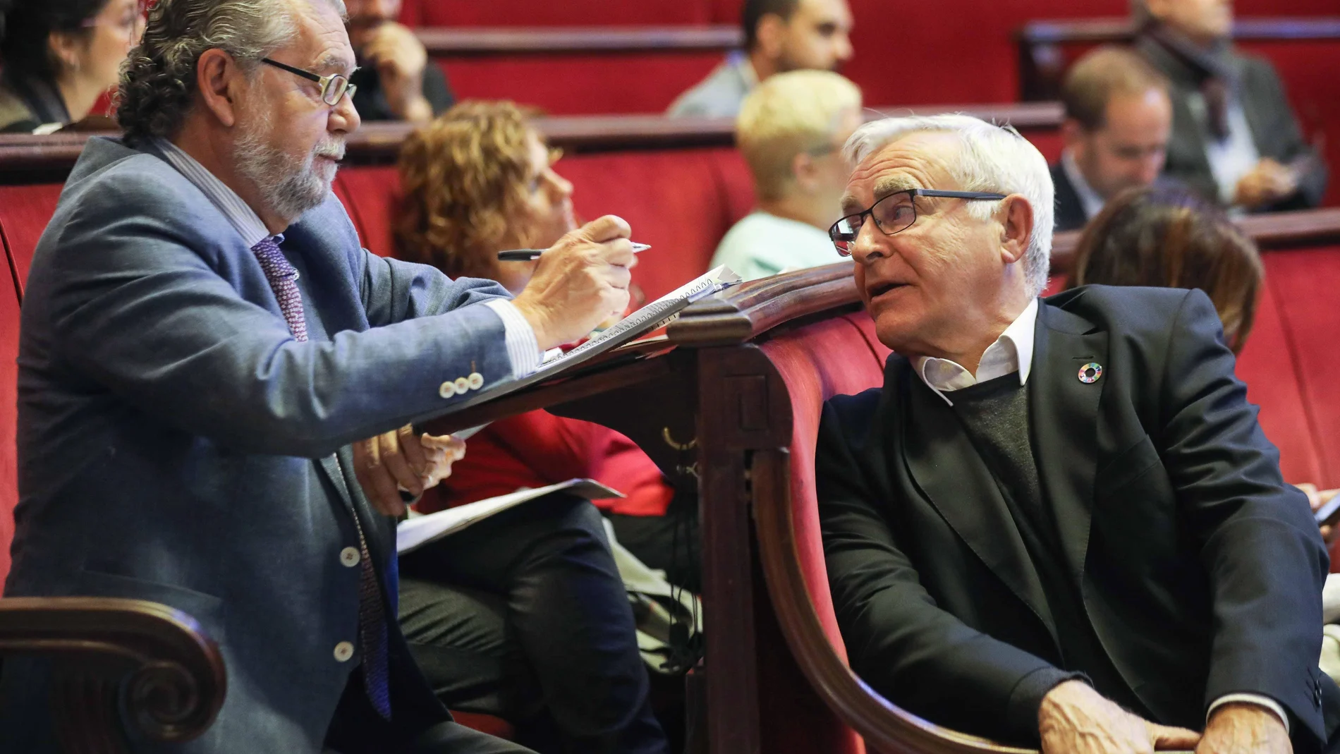 El alcalde de Valencia, Joan Ribó, conversa con el concejal de Hacienda, Ramón Vilar, durante el pleno donde se debatía la aprobación del proyecto de presupuestos municipales para 2020, que rozan los 900 millones de euros.