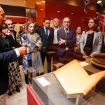 El consejero de Cultura y Turismo, Javier Ortega, y la consejera de Cultura y Turismo de la Comunidad de Madrid, Marta Rivera de la Cruz, inauguran la exposición 'Un brindis por el Príncipe. El Vaso Campaniforme en el interior de la Península Ibérica 2.500 al 2.000 a. C.'