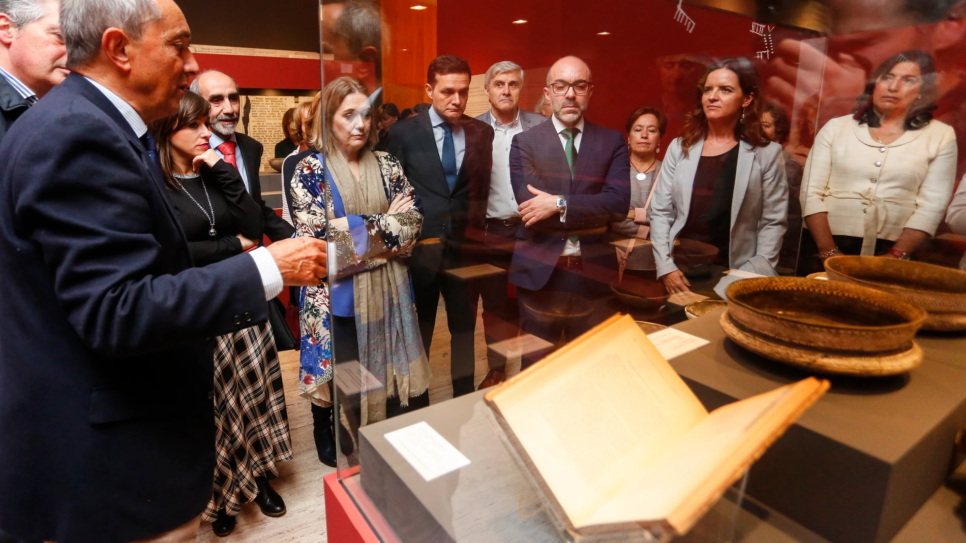 El consejero de Cultura y Turismo, Javier Ortega, y la consejera de Cultura y Turismo de la Comunidad de Madrid, Marta Rivera de la Cruz, inauguran la exposición 'Un brindis por el Príncipe. El Vaso Campaniforme en el interior de la Península Ibérica 2.500 al 2.000 a. C.'