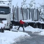 Varios camiones permanecen atrapados en el puerto del Manzanal en León
