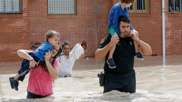 Imagen de archivo (13/09/19) del rescate de niños en un barrio de Almoradí durante la DANA del pasado mes de septiembre.