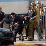 Personal de emergencia y policía evacúan a una víctima de un ataque a un colegio en California esta misma semana