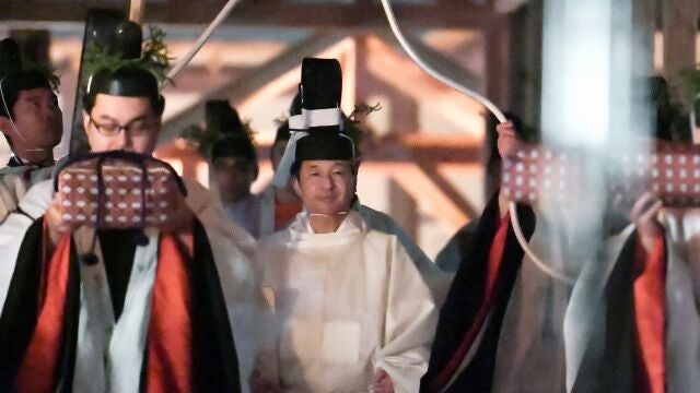Tokyo (Japan), 14/11/2019.- Japan's Emperor Naruhito (C) participates in a Shinto thanksgiving ceremony, known as the 'Daijosai' at the Daijokyu Halls, a series of wooden structures specially constructed on the Imperial Palace grounds, in Tokyo, Japan, early 15 November 2019. The Daijosai dates back to the seventh century and is an harvest festival performed by a new emperor. (Japón, Tokio) EFE/EPA/JIJI PRESS JAPAN OUT EDITORIAL USE ONLY/ NO ARCHIVES