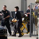 Personal de emergencias atiende a un herido en el instituto Saugus de Santa Clarita, en California