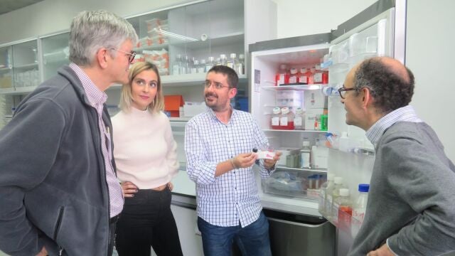 El investigador de la UVa, David Bernardo, junto al gastronterólogo Luis Fernández; el especialista en inmunología Eduardo Arranz y la estudiante de Química, Carlota Rivera