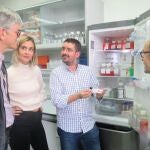 El investigador de la UVa, David Bernardo, junto al gastronterólogo Luis Fernández; el especialista en inmunología Eduardo Arranz y la estudiante de Química, Carlota Rivera