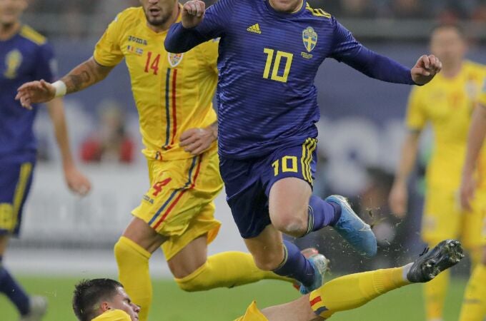 Forsberg recibe una entrada en un partido contra Rumanía