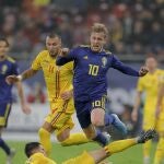 Forsberg recibe una entrada en un partido contra Rumanía