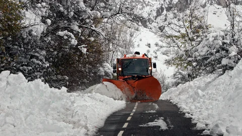 Más de un centenar de militares de la UME auxilian a las poblaciones afectadas por la nieve de Laciana (León)